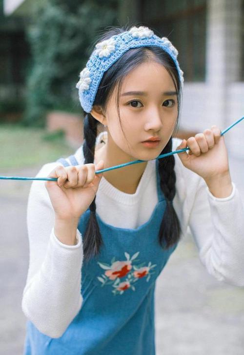 墨西哥骑手费德里科·费尔南德斯在巴黎奥运会上与“Contago”马匹共同夺得障碍赛银牌，展现默契配合。